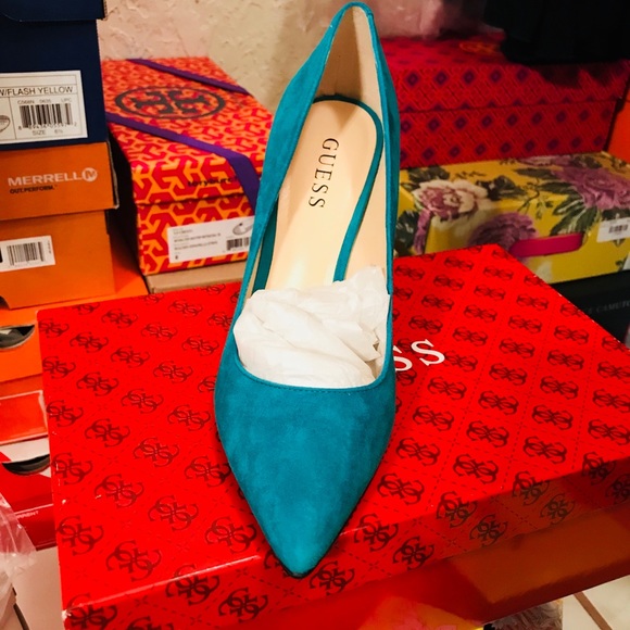 Beautiful Guess Suede In a Soft Blue Pumps - Picture 4 of 7